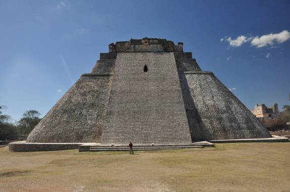 Chegando à mais famosa construção nas ruínas mayas de Uxmal, o Templo do Adivinho, no Yucatán, sul do México